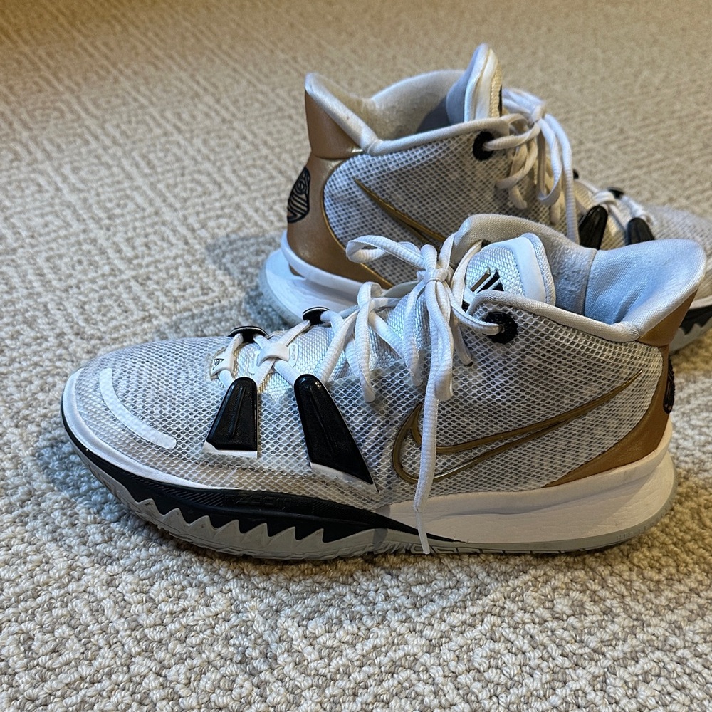 Nike Boys/Mens size 8.5 Kyrie White and Gold High-Top basketball 🏀 Sneakers